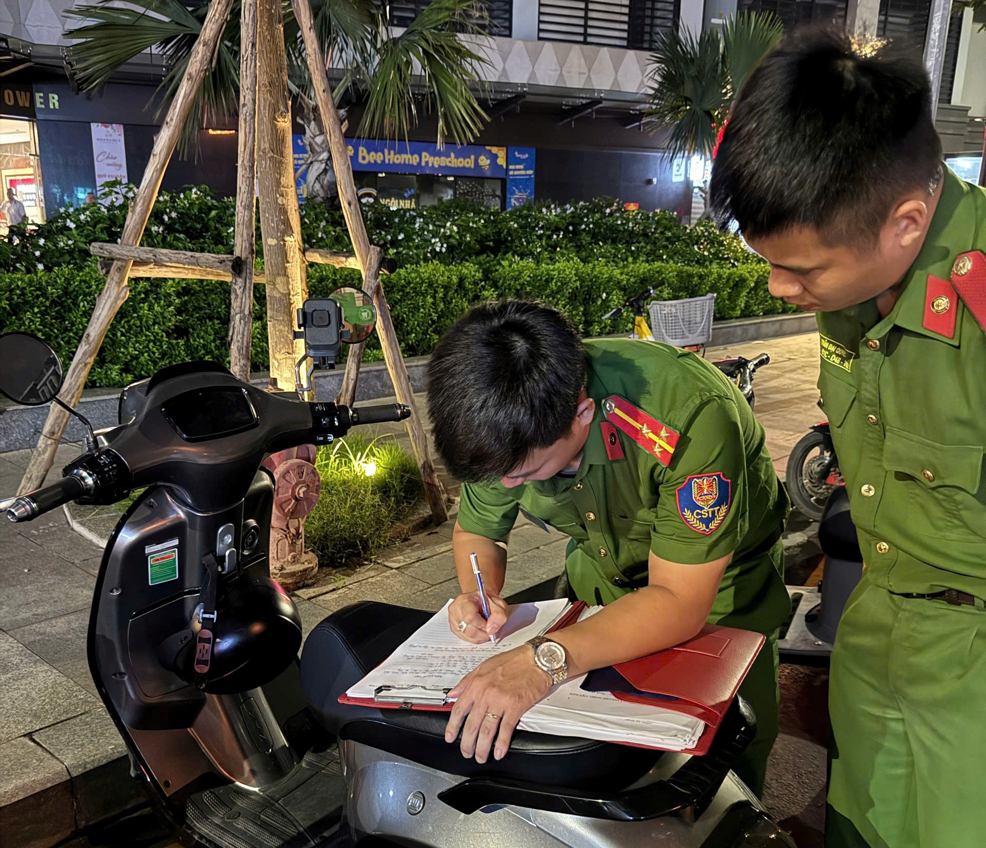 Công an phường Lê Chân: Nhân dân cần nâng cao ý thức về quản lý  xe máy, máy điện, xe đạp điện tại các chung cư